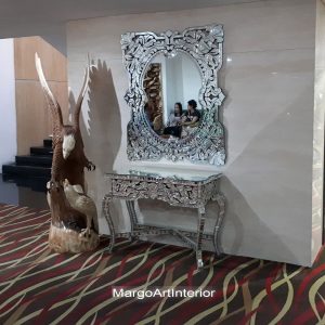 Dekorasi cermin dan meja